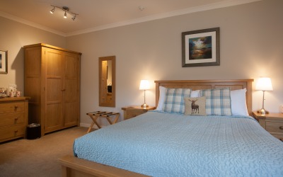 Linnhe suite bed and dressing area